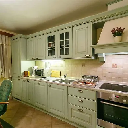 In 39096 Villa Drivenik