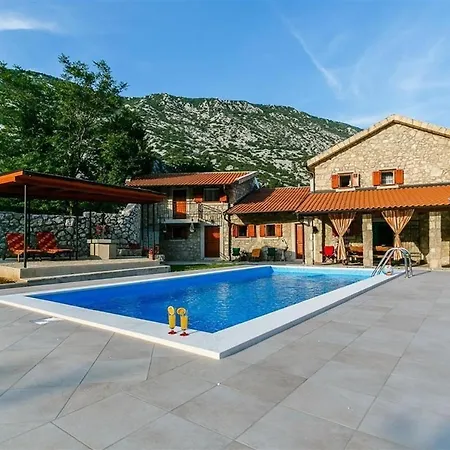 Villa In 39096 Drivenik