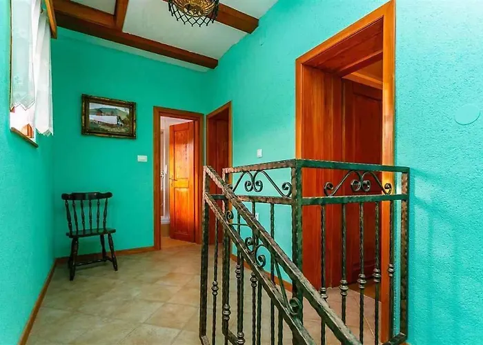 Villa In 39096 Drivenik
